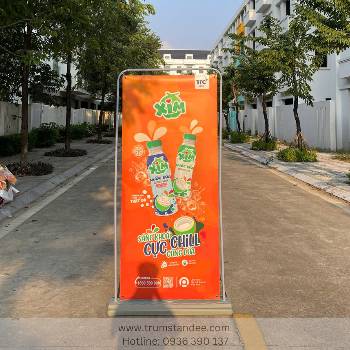 Standee kiểu cửa đế nhựa kích thước 0.6x1.6m