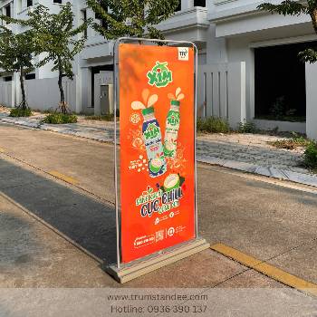 Standee kiểu cửa đế nhựa kích thước 0.8x1.8m