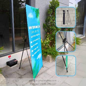 Standee giá chữ X kích thước 0.8x1.8m