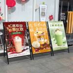 So sánh chi tiết standee chữ A 1 mặt và 2 mặt