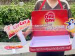 Khay sampling và hashtag cầm tay One One: Case thực tế từ TrumStandee
